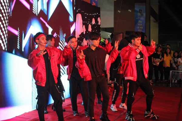 sinh vien dh nguyen tat thanh kham pha khong gian halloween 10