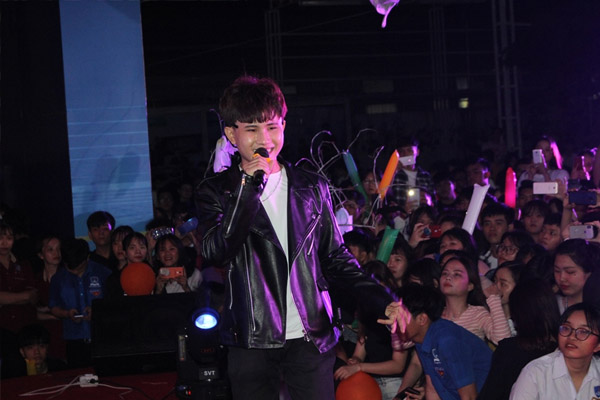 sinh vien dh nguyen tat thanh kham pha khong gian halloween 11