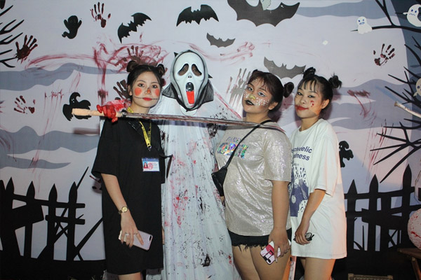 sinh vien dh nguyen tat thanh kham pha khong gian halloween 2