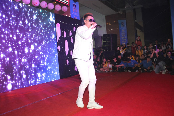 sinh vien dh nguyen tat thanh kham pha khong gian halloween 7