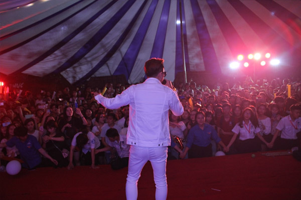 sinh vien dh nguyen tat thanh kham pha khong gian halloween 8