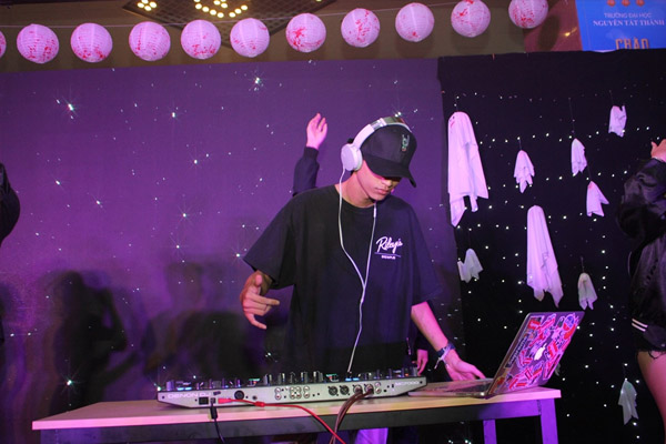 sinh vien dh nguyen tat thanh kham pha khong gian halloween 9